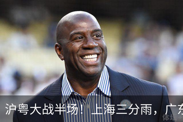 沪粤大战半场！上海三分雨，广东宏远全面崩盘，焦泊乔0分0篮板，球迷高呼降级！