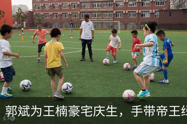 郭斌为王楠豪宅庆生，手带帝王绿手镯和千万名表，收大捧玫瑰花